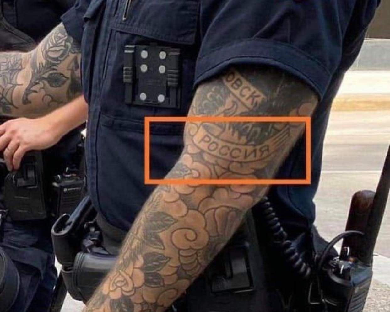 На какой руке москва. Полицейский с татуировкой. Тату для полицейских. Американский полицейский с тату. Татуированные полицейские в США.