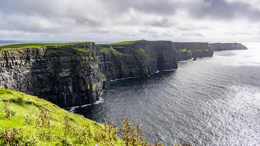 Туристка в Ирландии оступилась и упала со скалы высотой 200 м