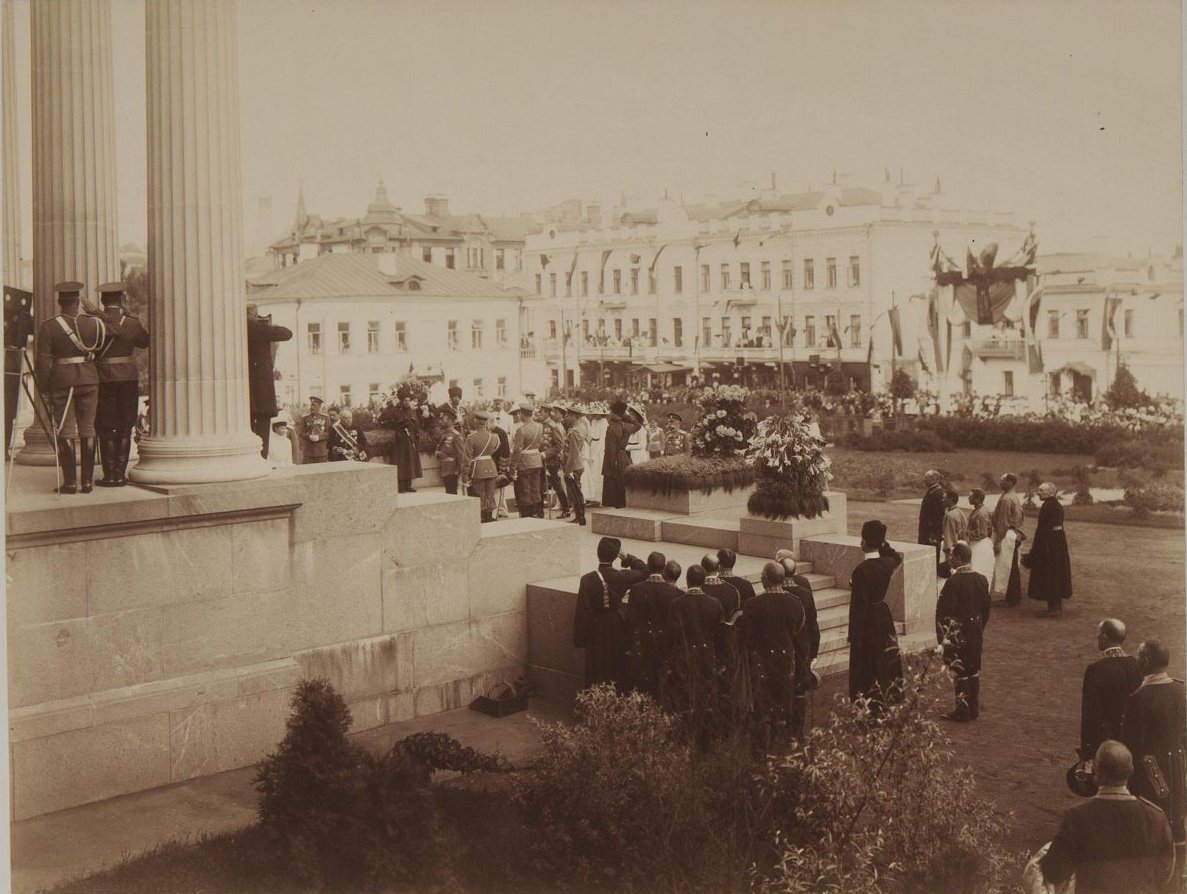 1912. Торжественное открытие музея изящных искусств имени императора Александра III в присутствии императорской семьи.jpg