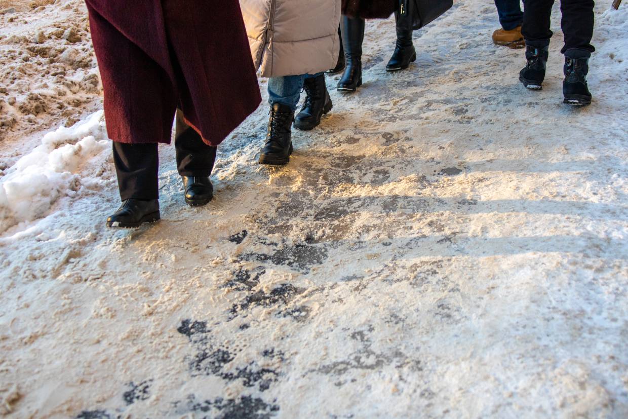 Скользкий тротуар. Гололед. Гололед в Петербурге. Гололед в городе.