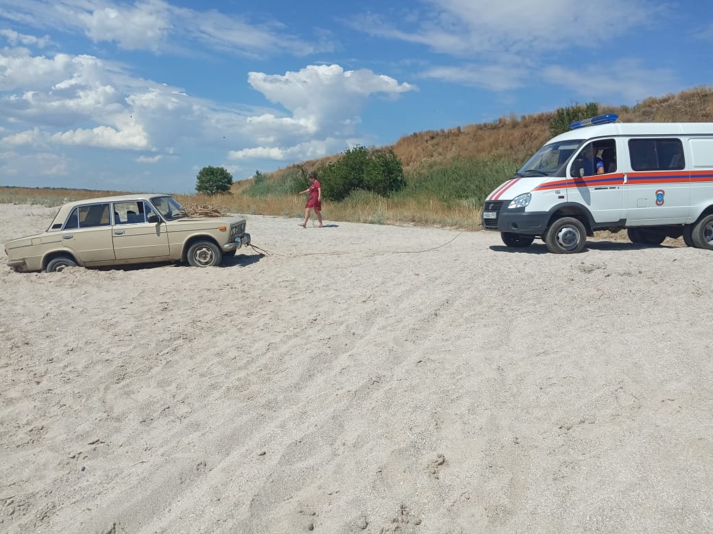 В Ростовской области автомобиль отдыхающих застрял в песке