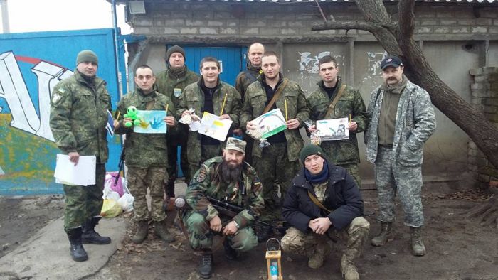 Украинские каратели в Донбассе с подарками пластунов