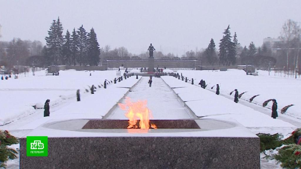 27 января санкт петербург блокада. Пискарёвское мемориальное кладбище Санкт-Петербург. Пискарёвское мемориальное кладбище. Блокадный Ленинград Пискаревское кладбище. Вечный огонь Ленинград Пискаревское кладбище.