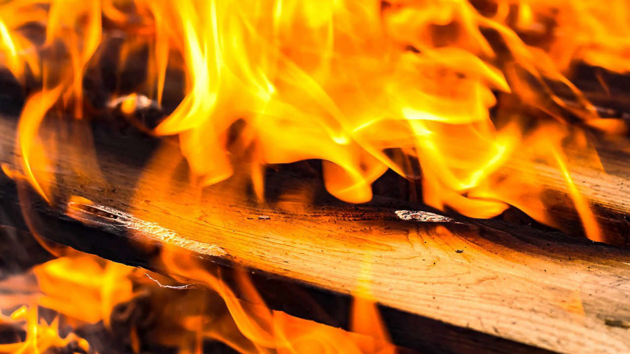 Склад загорелся на площади 10 тыс. «квадратов» в Подмосковье