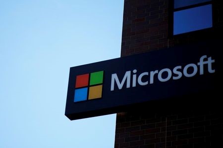 Вывеска с логотипом Microsoft на офисе компании в Кембридже, Массачусетс, США, 25 января 2017 года. REUTERS/Brian Snyder