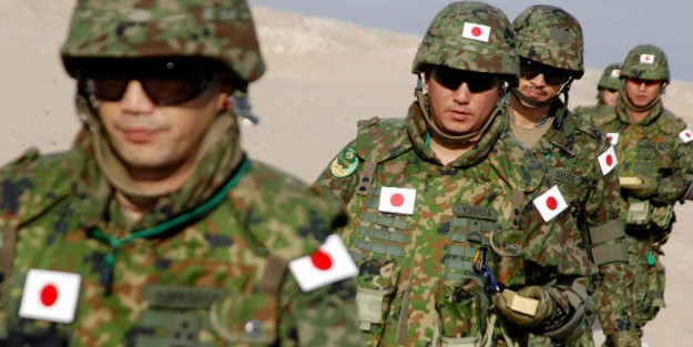 Япония готова развернуть армию в случае попадания ракет КНДР в воды страны