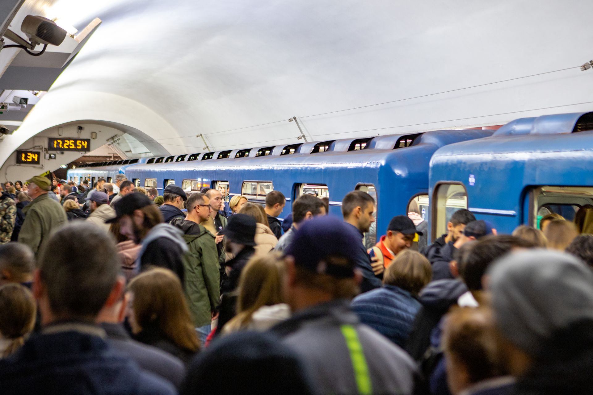Метрополитен Петербурга прокомментировал утреннюю пробку из людей на станции красной ветки