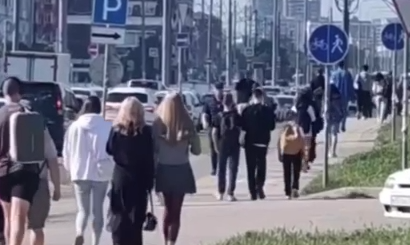 Что происходит на Московской: в Краснодаре из-за прорыва канализации люди опаздывают на работу