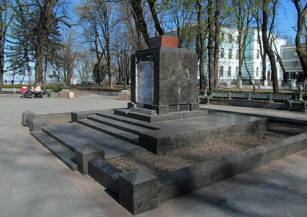 Апрельский Киев. Памятники, плакаты, символы, Лавра Апрельский Киев. Памятники, плакаты, символы, Лавра