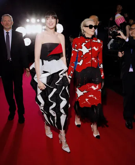 Мэрил Стрип и Энн Хэтэуэй посетили премьеру сиквела 