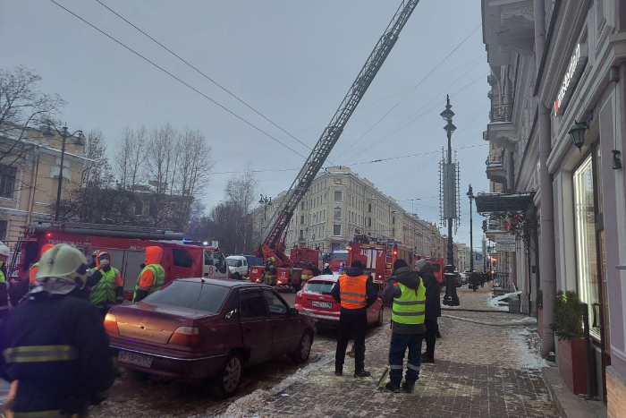 Что происходит в спб. Суворовский пожар. Пожар в Санкт-Петербурге. На Суворовском пожарные сейчас. Горит дом в Питере.