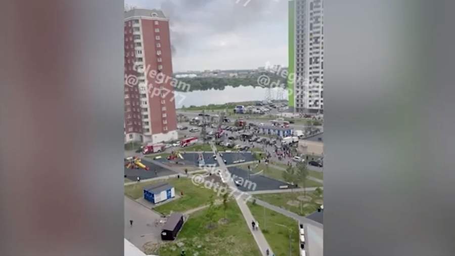 В Москве пожар охватил два этажа высотного жилого дома