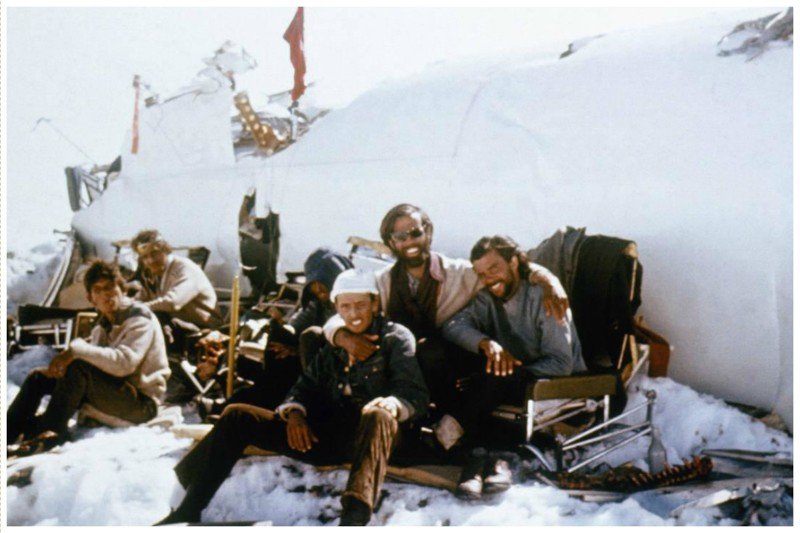Катастрофа случилась 12 декабря 1972 года. Изначально выживших было 33 человека, но за 72 дня снежного плена из-за травм, обморожения и схода лавины, погибли еще 17 человек, которые и послужили пищей для оставшихся в живых анды, жизнь, каннибализм, катастрофа, мысли, чудо