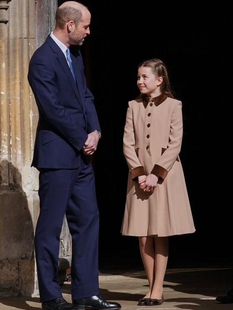 Кейт Миддлтон впервые за три года появилась с детьми не пасхальной службе: Шарлотта стала похожа на Елизавету, а Луи вырос и возмужал Кейт Миддлтон впервые за три года появилась с детьми не пасхальной службе: Шарлотта стала похожа на Елизавету, а Луи вырос и возмужал принцесса, королевской, принц, Кэтрин, радостно, несмотря, Шарлотта, службе, принцессы, королеве, семью, время, также, короля, флаги, Виндзорского, мероприятиях, Пасхи»Когда, Елизаветы, присутствующим