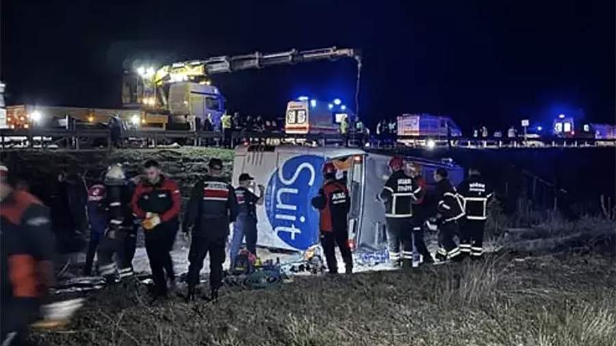 В Турции два человека погибли и 36 пострадали при опрокидывании автобуса