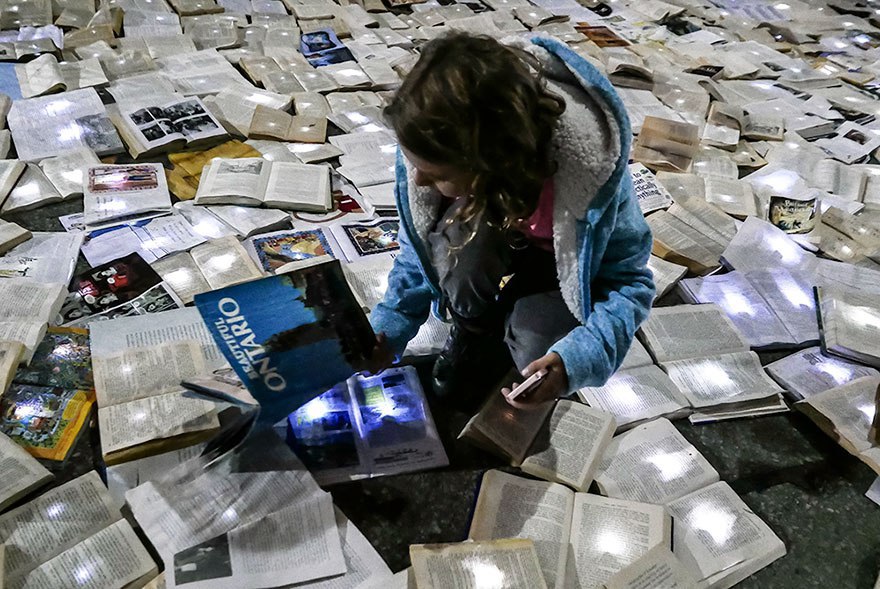 Светящаяся река из тысяч книг - необычная инсталляция на улицах Торонто Светящаяся река из тысяч книг - необычная инсталляция на улицах Торонто идея