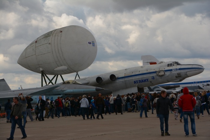 Самолет ВМ-Т с прицепленным грузом на международном авиасалоне МАКС. | Фото: pikabu.ru. 
