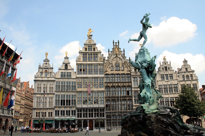 Высокий уровень и открытость экономики Бельгии, привлекает квалифицированную рабочую силу.