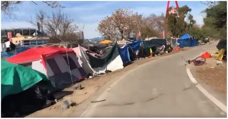 Бомжи в палатке. Сан Франциско палаточный городок. Палаточный лагерь бездомных в США. Палаточный городок в США. Палаточные городки бездомных в США.