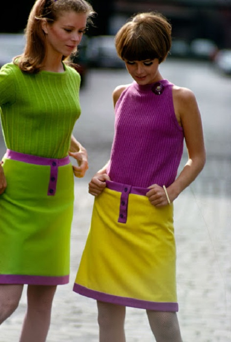Мини-юбки произвели революцию в женской моде, но неоновые расцветки свели к минимуму их шик и привлекательность.