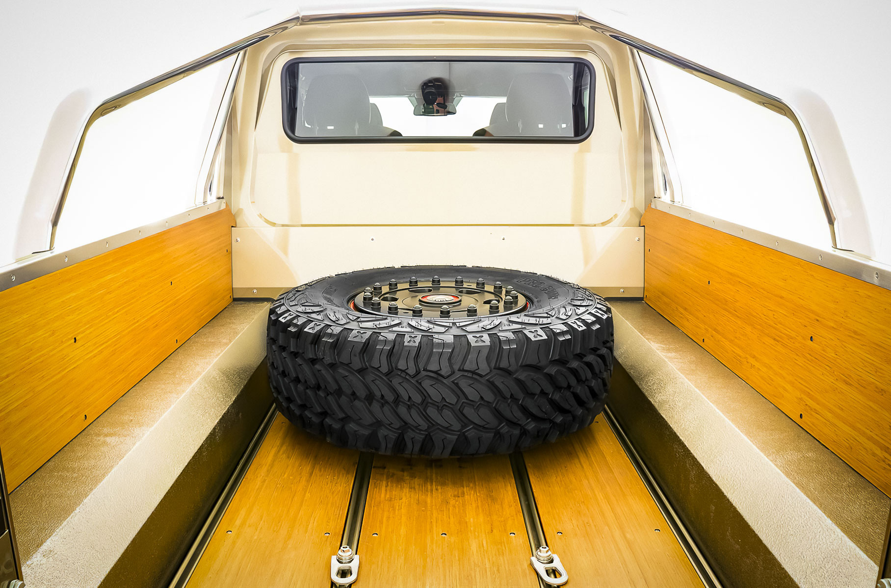 Шестиколесный «Гелик» с минимальным пробегом продают за 79 миллионов рублей Новости