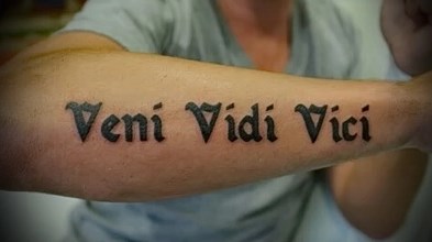 фото тату надписи с переводом "Пришел, Увидел, Победил"