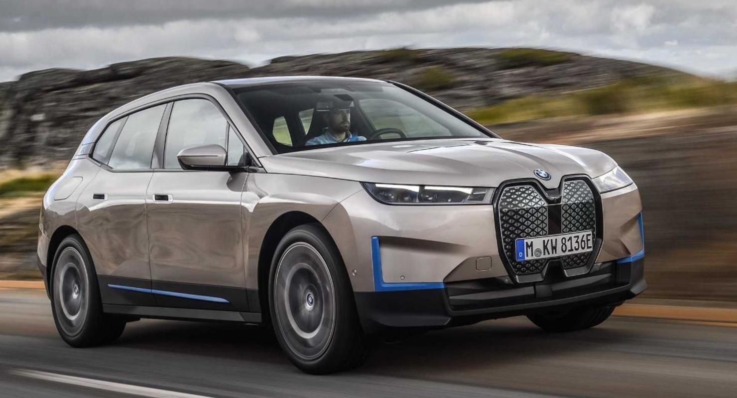 BMW iX самостоятельно паркуется и ищет зарядную станцию BMW iX самостоятельно паркуется и ищет зарядную станцию Автомобили