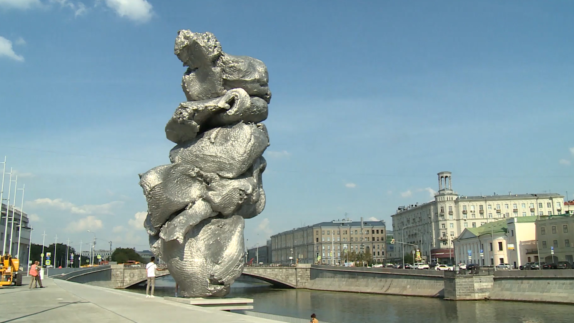 То ли глина, то ли блин: москвичи отреагировали на скульптуру на Болотной набережной Видео