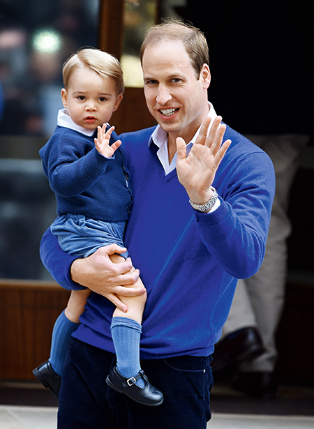 Когда принц Георг появился на свет в июле 2013 года, его папа, принц Уильям, служил пилотом скорой помощи. Чтобы побыть с женой и сыном, он взял две недели "отцовского отпуска"