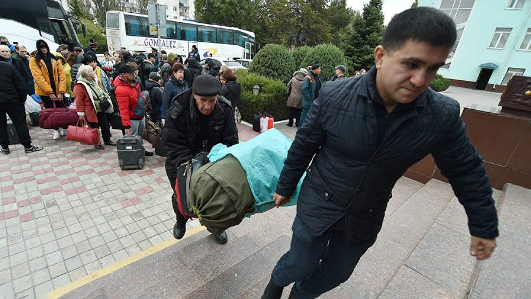 Эвакуированные жители Херсона на железнодорожной станции Джанкой в Крыму
