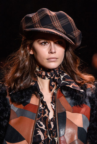 Пушистые шляпы, ушанки и бейсболки без козырька: самые модные головные уборы сезона 