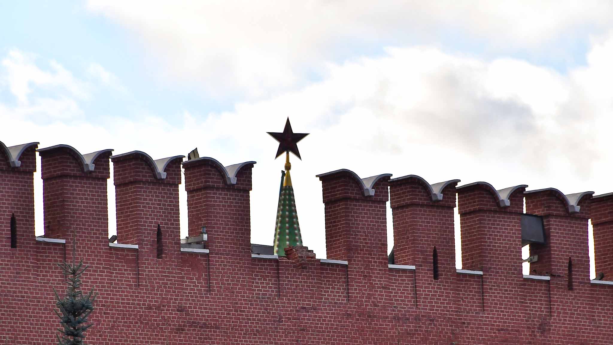 Эксперт развеял панику вокруг повреждения кремлёвской стены