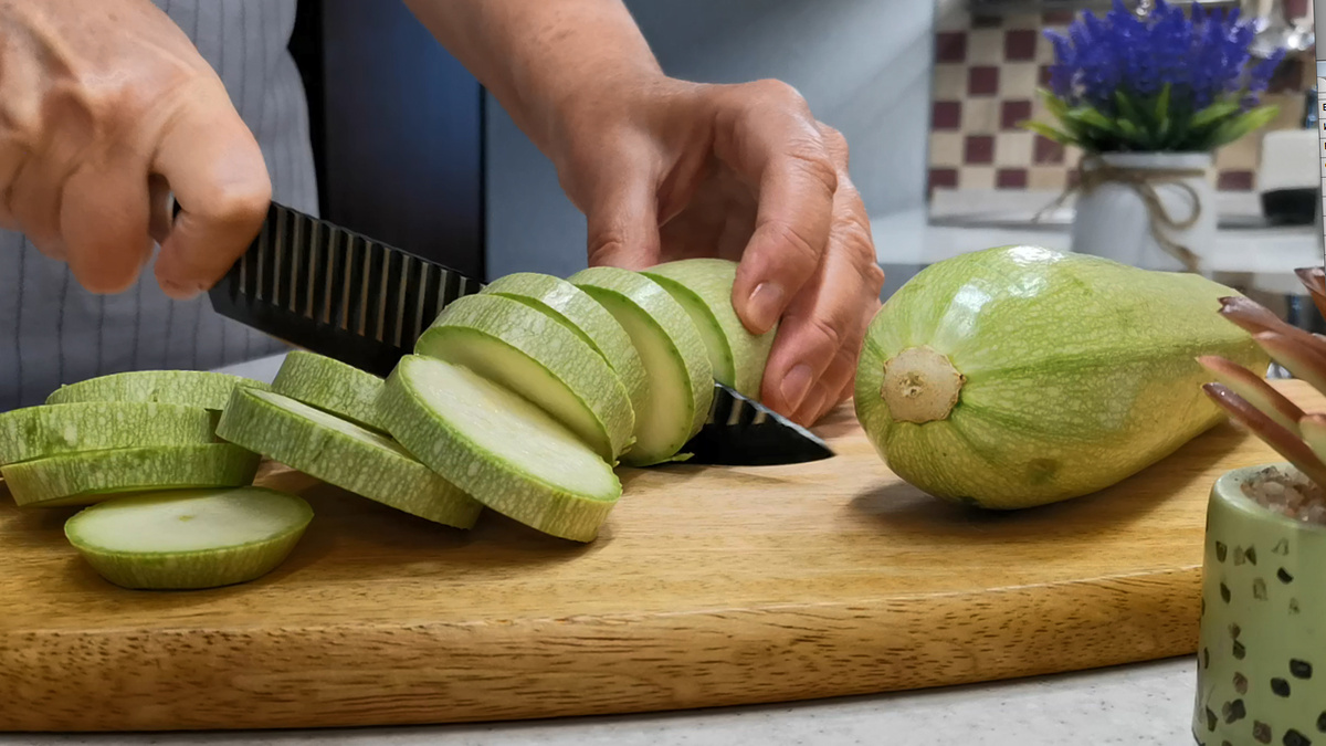 Никогда еще не готовила кабачки с такой вкуснющей заправкой, даже в голову не приходило. А сочетание изумительное и рецепт простейший