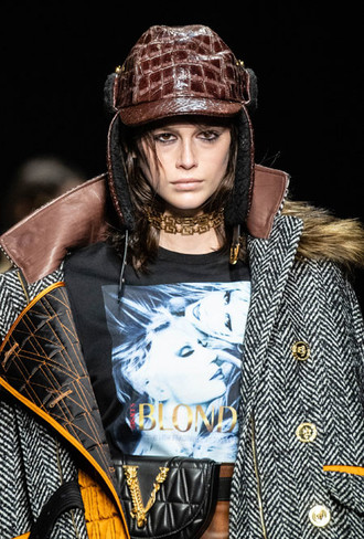 Пушистые шляпы, ушанки и бейсболки без козырька: самые модные головные уборы сезона 