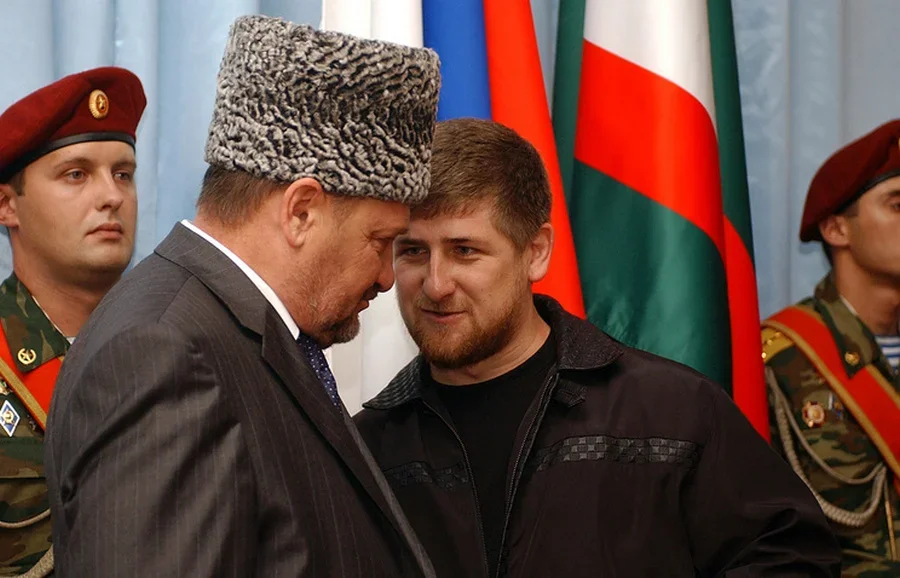 Во время первой чеченской войны муфтий Чечни Ахмат-хаджи Кадыров находился в стане ярых противников российской власти. И даже якобы объявлял России джихад.-7