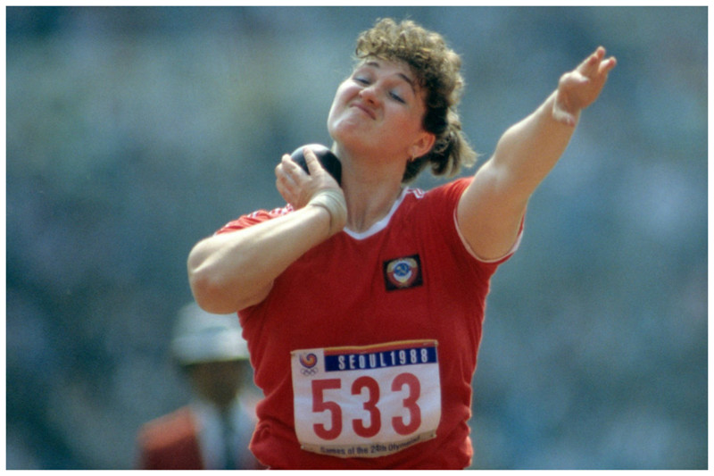 Жена Юрия Седых Наталья Лисовская в соревнованиях по толканию ядра в 1987 году, установила рекорд— 22,63 метра, который непревзойден до сих пор Петля Корбут, видео, гимнастика, достижения, рекорды, советские спортсмены, спорт, успех