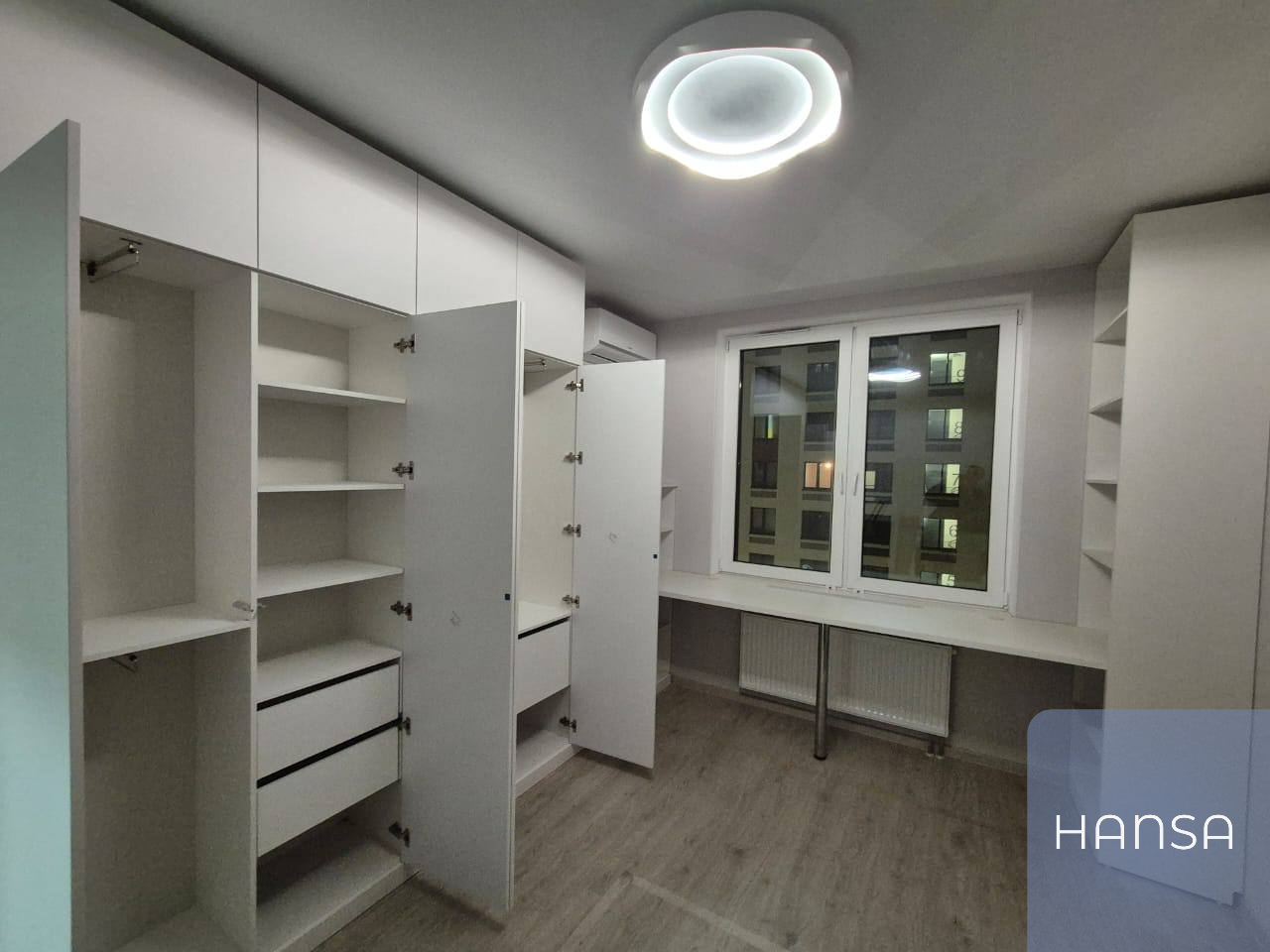Распашной шкаф в спальню на заказ, изготовленный фирмой Hansa Mebel