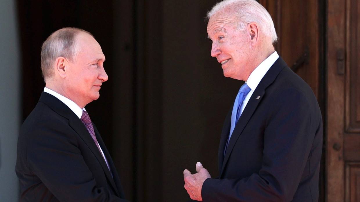 Помощник президента РФ Ушаков заявил, что нет договоренности об очном саммите Путина и Байдена