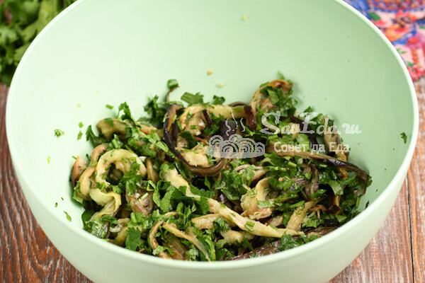 Из небольшого количества продуктов готовлю вкуснейшую закуску. Баклажаны быстро нарезаю, запекаю и измельчаю интересным способом. Закуска получается в меру острой, очень ароматной и вкусной.-7