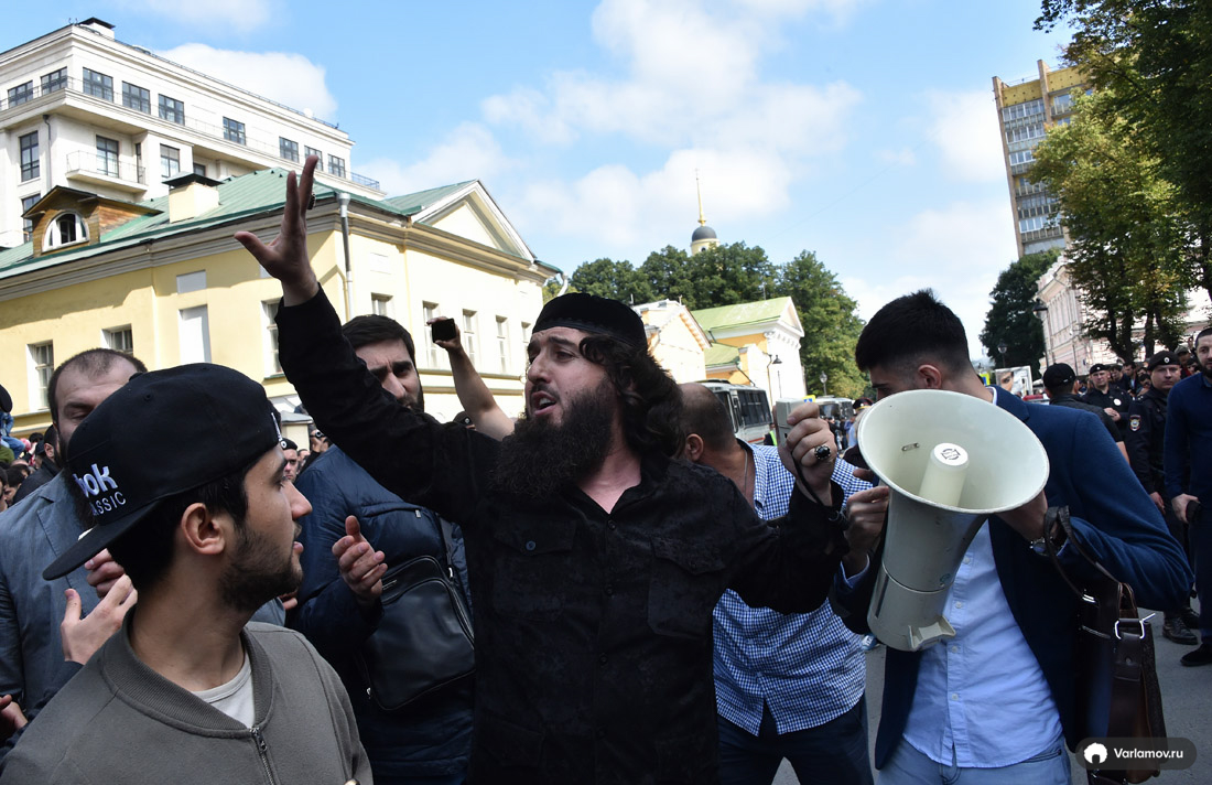 Среди собравшихся. Мусульманские митинги. Мусульмане в Молдавии. Фото митингующих мусульман. Митинг мусульман фото.