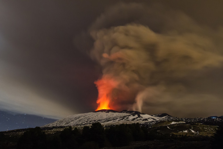 Вулкан Этна выбросил фонтан лавы на километровую высоту вулканы, италия, факты, этна