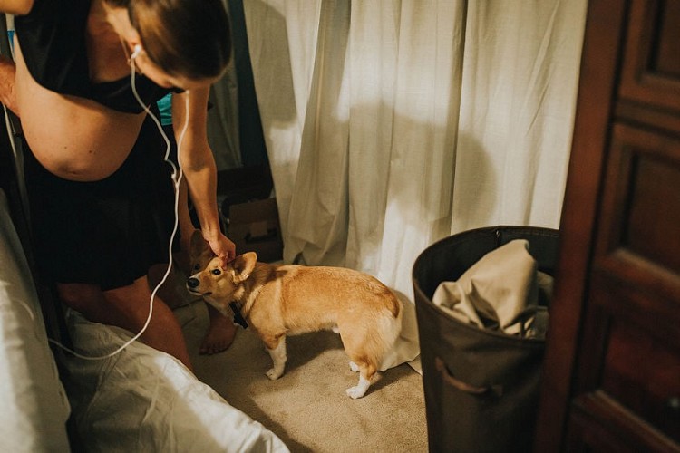 Женщина не замечала, что во время родов её корги всегда был рядом, но позже ей показали эти снимки Женщина не замечала, что во время родов её корги всегда был рядом, но позже ей показали эти снимки