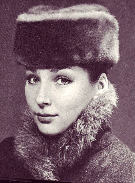 Как менялась девушка Володи Шарапова Варвара (актриса Наталья Данилова) с течением времени.