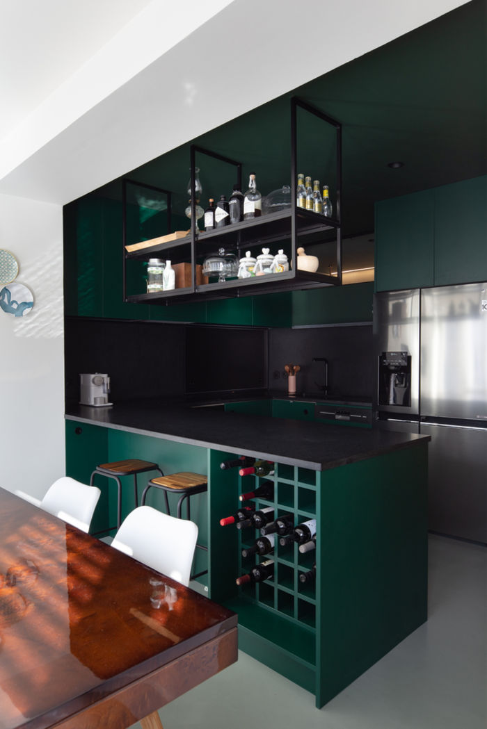 Стильная современная квартира с эффектной темной кухней интерьер и дизайн,квартира,современный стиль