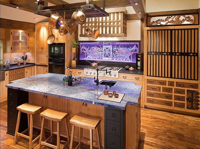Чтобы разбавить лаконичный и утончённый интерьер кухни в японском стиле, можно воспользоваться цветной подсветкой