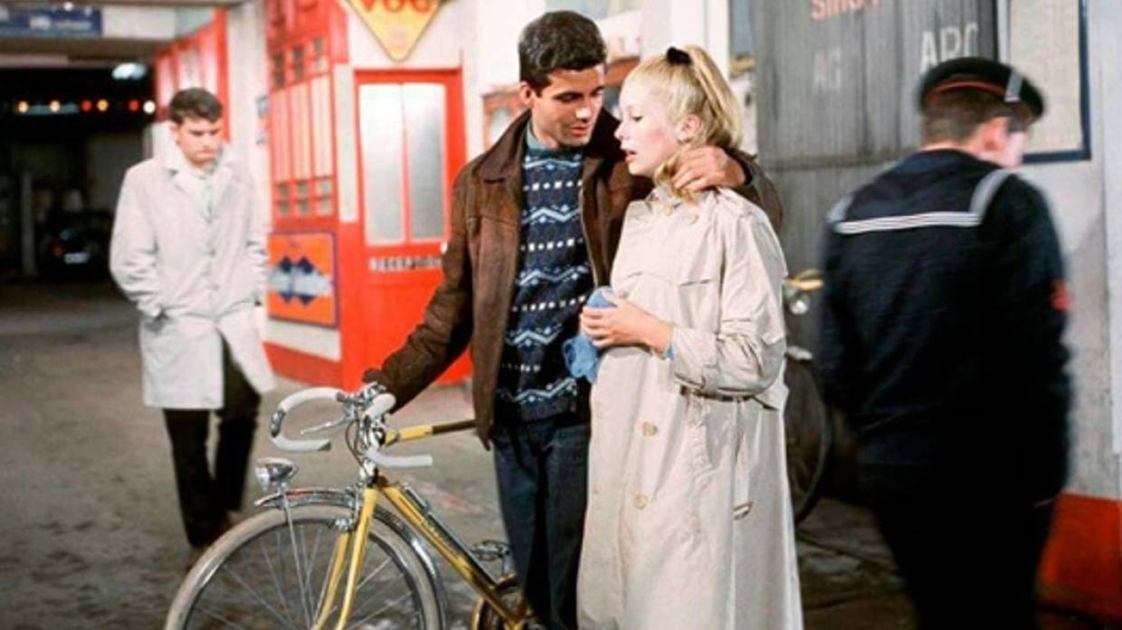 Журналисты Elle рассказали о культовом образе Катрин Денев, который актуален до сих пор Шоу-бизнес