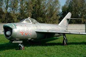 МиГ-17ПФ: Перехватчики МиГ-17 заметно отличались от своих предшественников наплывом в верхней губе воздухоприёмника, где располагалась одна из антенн РЛС «Изумруд»