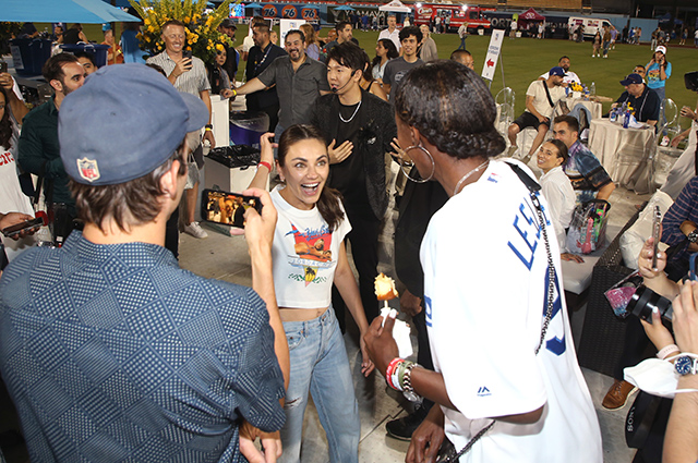 Эштон Катчер впервые появился на публике после того, как рассказал о борьбе с редким аутоиммунным заболеванием Новости