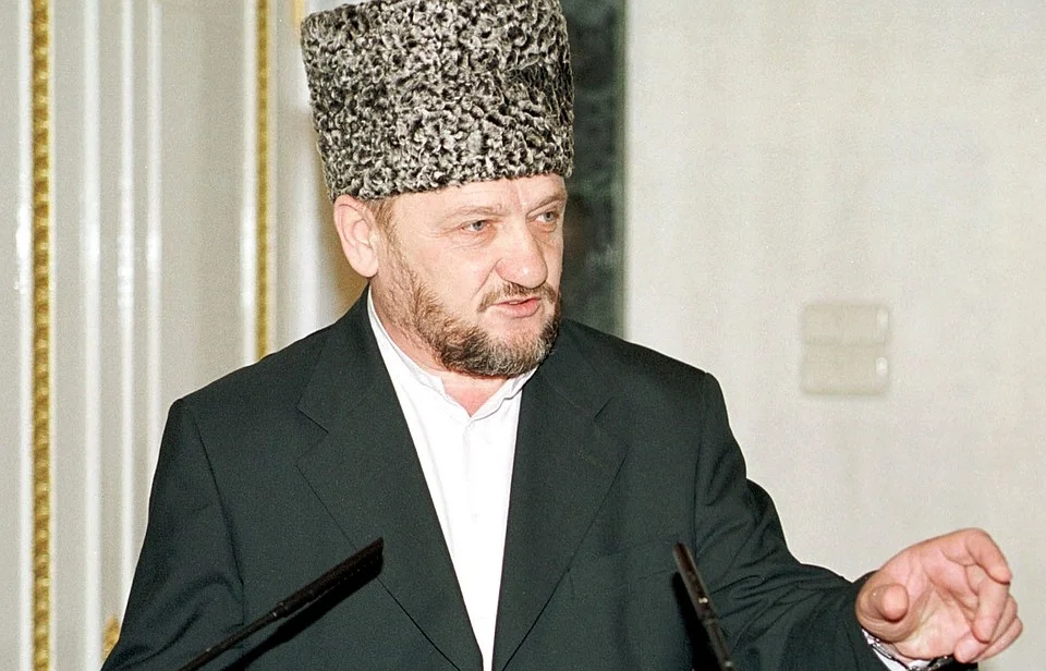 Во время первой чеченской войны муфтий Чечни Ахмат-хаджи Кадыров находился в стане ярых противников российской власти. И даже якобы объявлял России джихад.-3