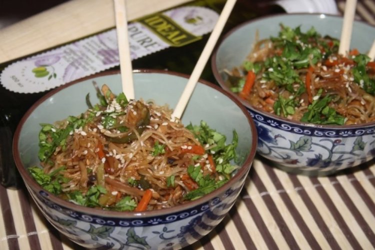 15 рецептов с рисовой лапшой, которые придутся по вкусу каждому 15 рецептов с рисовой лапшой, которые придутся по вкусу каждому рисовой, лапшу, соуса, лапши, понадобится, рисовую, минут, чеснока, обжарь, зубчика, добавь, овощи, соевого, лапша, перец, Отвари, Рисовая, специи Приготовление, чеснок, болгарский